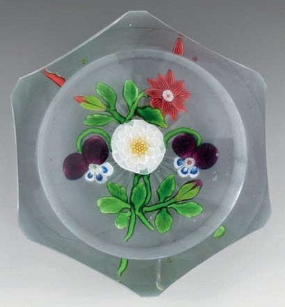 BACCARAT
Rare presse-papiers orné d'un bouquet...