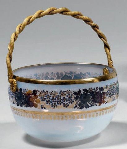 Coupe en forme de panier en opaline de cristal...