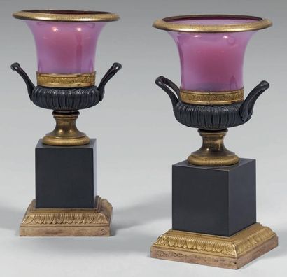 Paire de vases Médicis sur socles carrés...
