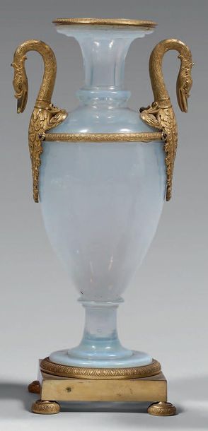 Vase balustre en opaline de cristal savonneuse,...
