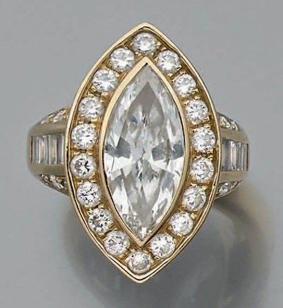 Bague en or jaune ornée en serti clos d'un...