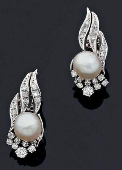 Paire de clips d'oreille en or gris stylisés...