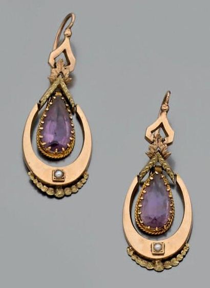Paire de pendants d'oreilles en ors de couleurs...