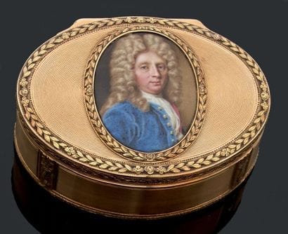 Boîte ovale en ors de couleurs guillochée...