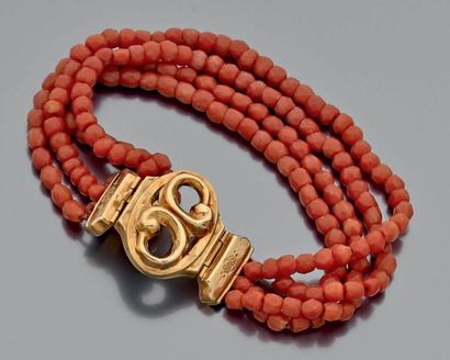 Bracelet à quatre rangs de billes de corail...
