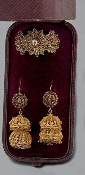 Broche et paire de pendants d'oreilles en...