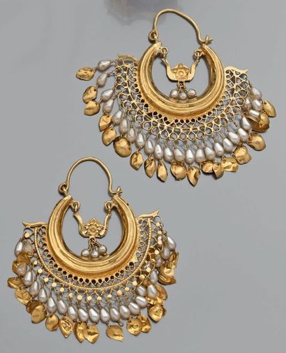 Paire de pendants d'oreilles en or jaune...