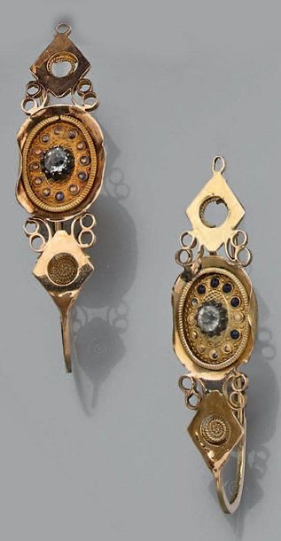 Paire de boucles d'oreilles dites poissardes...