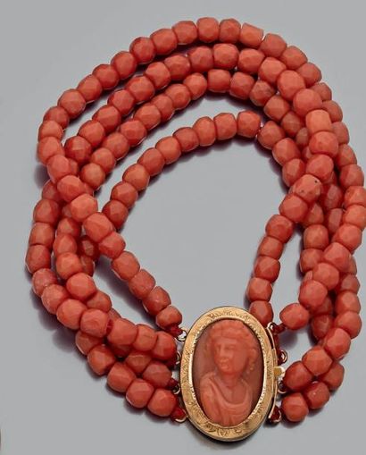 Bracelet formé de quatre rangs de billes...