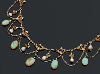 Collier draperie en or jaune orné de perles...