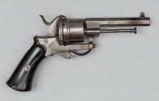Revolver à broche six coups, calibre 7 mm....