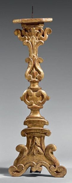 Porte-torchère en bois doré figurant un vase...