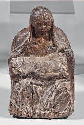 Statuette de Pieta en bois sculpté avec traces...