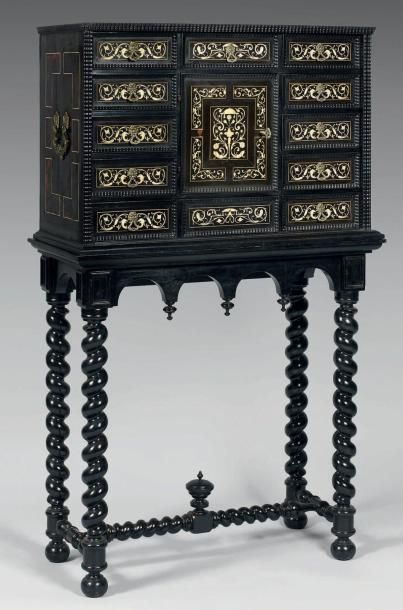 Cabinet en placage d'ébène marqueté de filets...