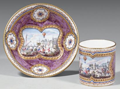 SÈVRES
Rare tasse et sa soucoupe en porcelaine....