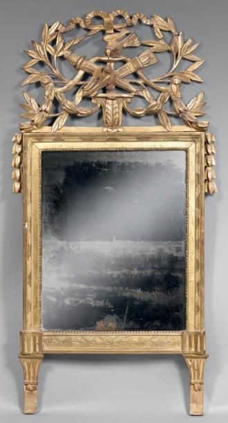 Miroir en bois doré à fronton ajouré de colombes,...