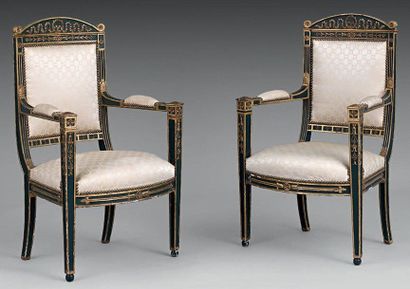 Paire de fauteuils en bois laqué vert partiellement...