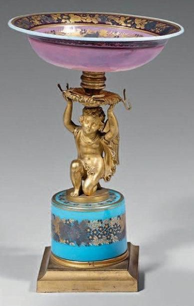 Coupe ornementale formée d'un angelot en...