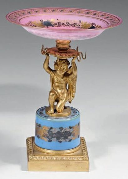 Coupe ornementale formée d'un angelot en...