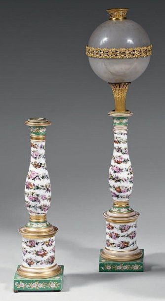 Paire de lampes en porcelaine de Paris à...