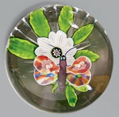 BACCARAT
Presse-papiers orné d'un papillon...