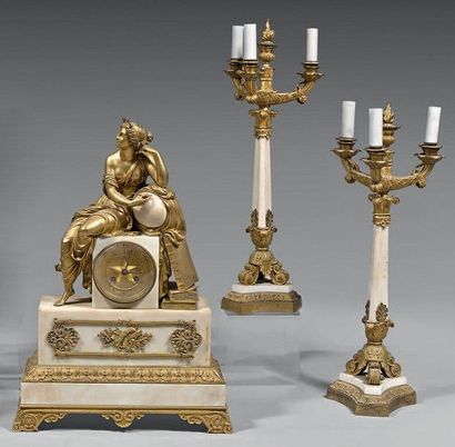 Garniture en marbre blanc et bronze doré....