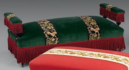 Banquette basse à accoudoirs portés par des...