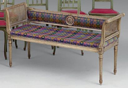 Petite banquette cannée en bois doré, les...