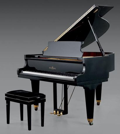 Piano quart de queue en laque noire. Pieds...