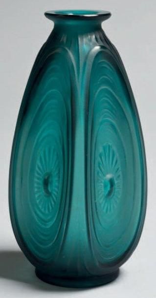 SABINO
Vase en verre bleu irisé à décor géométrique...