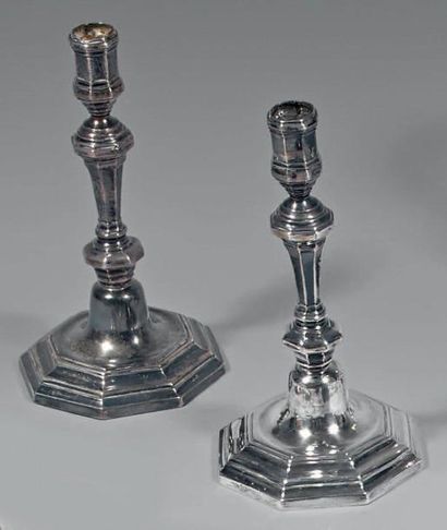 Paire de flambeaux en argent, la base octogonale...