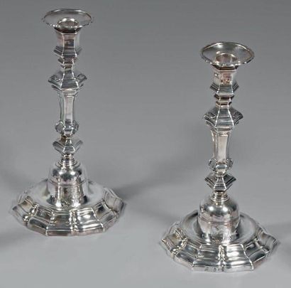Deux flambeaux pouvant former paire en argent,...
