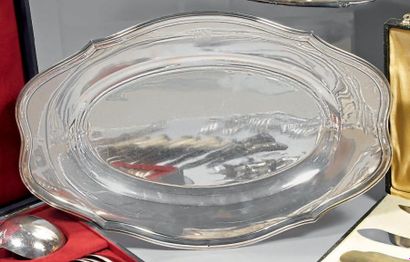 Plat ovale en argent, à contours et bord...