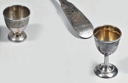 Deux coquetiers en argent, l?un posant sur...