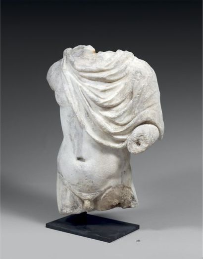 Torse d'éphèbe, nu, les épaules couvertes...