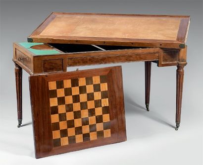 Table tric-trac en placage d'acajou et acajou...
