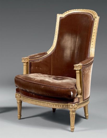 Petite bergère en bois redoré à dossier cintré...