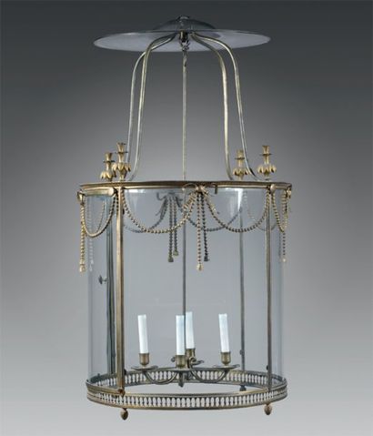 Lanterne cylindrique en bronze doré, décorée...