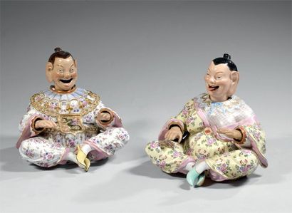 MEISSEN. Couple de magot assis, en porcelaine...
