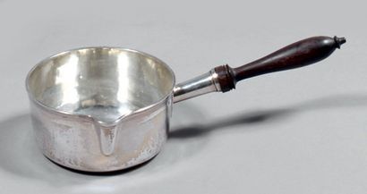 Casserole en argent uni à bec pris sur pièce....