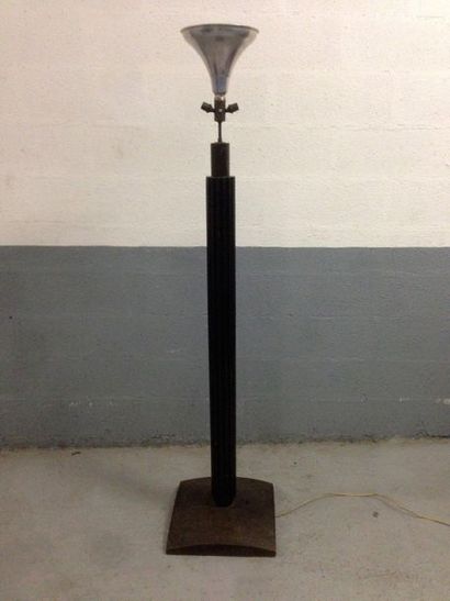TRAVAIL DES ANNÉES 30
Lampadaire en bois...