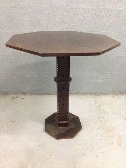 TRAVAIL MODERNISTE
Table guéridon en bois,...