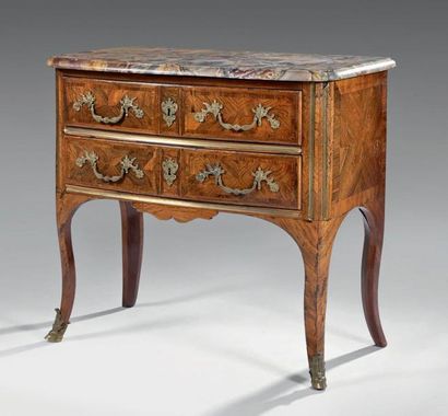 Commode sauteuse à façade légèrement cintrée...