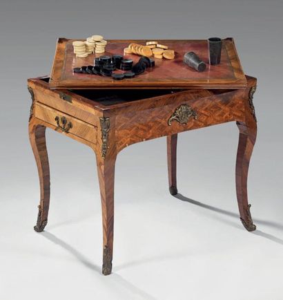 Table tric-trac en placage de bois de violette...
