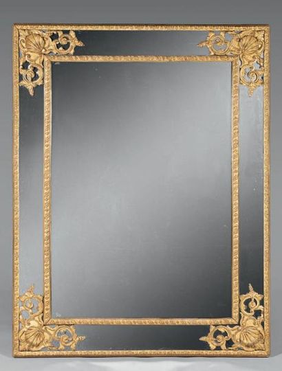 Miroir en bois doré à double encadrement...