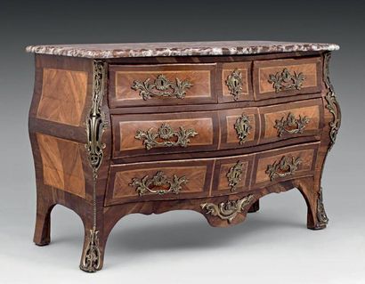 Commode tombeau marquetée en feuilles de...