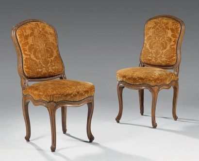 Paire de chaises en bois naturel à haut dossier...