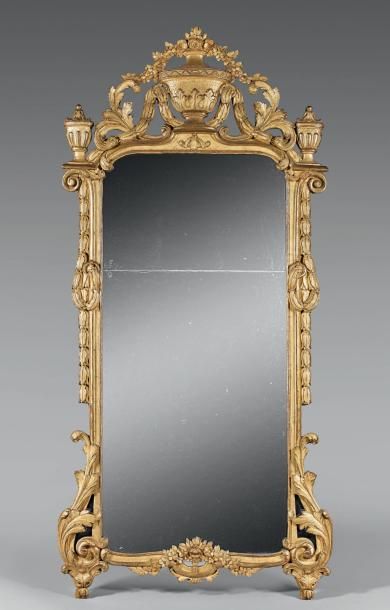 Grand miroir dans un encadrement de bois...