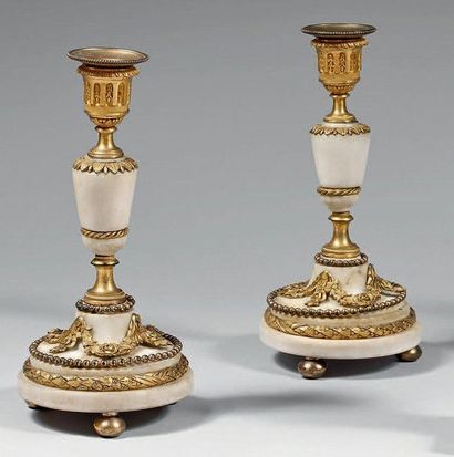 Paire de flambeaux en marbre blanc et bronze...
