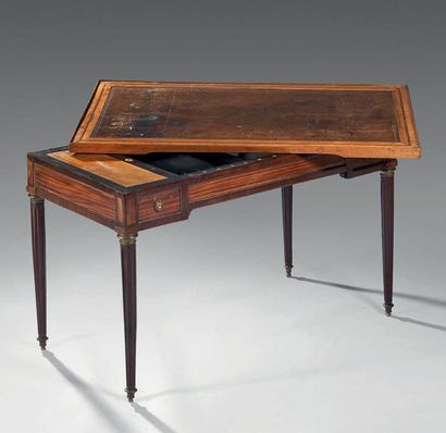 Table tric-trac en placage d'acajou et placage...